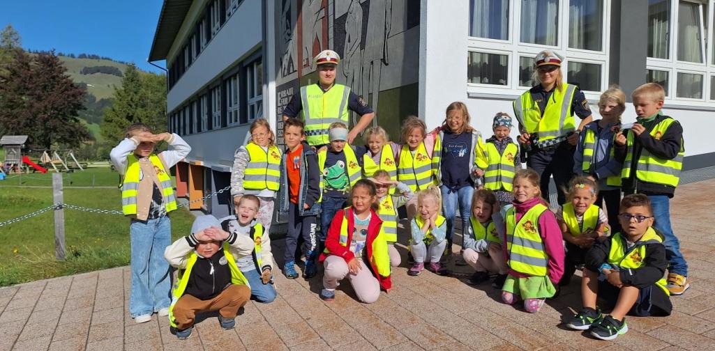 1. Stufe mit Polizei