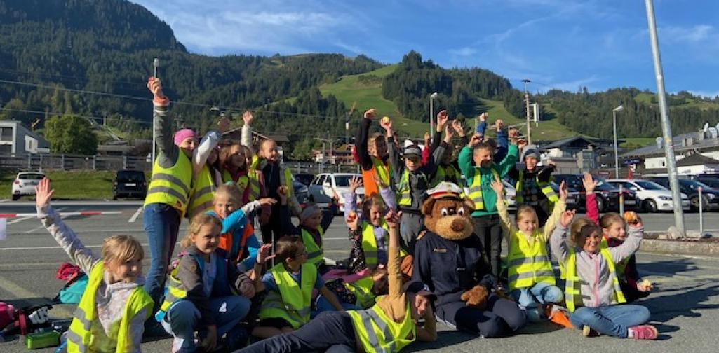 Gruppenfoto mit Maskottchen